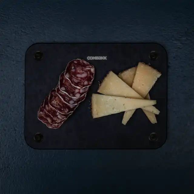 Combekk skärbräda svart med charkuteri